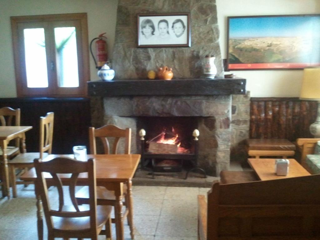Hostal-Restaurante Fogon De Gredos Guisando Buitenkant foto
