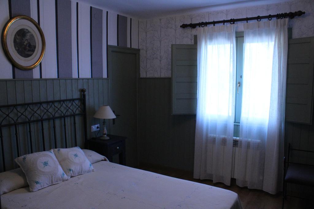 Hostal-Restaurante Fogon De Gredos Guisando Buitenkant foto